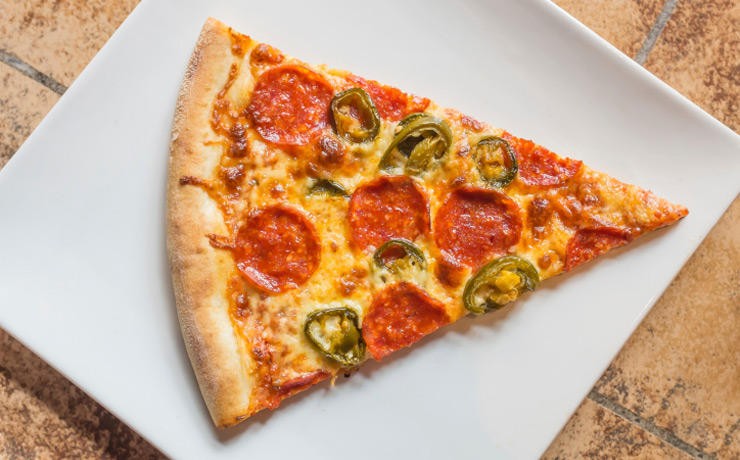 Pizza: Để vỏ pizza giữ nguyên độ giòn và nhân thơm ngon thì khi  hâm nóng đồ ăn này hãy lót một mảnh giấy lên khay trước khi nước. Nếu pizza của bạn chín kỹ thì nên bọc lại bằng giấy bạc để bánh không bị cháy sau khi nướng lại. Nướng lại ở mức 350 độ trong vòng 3 – 5 phút là mức mà các đầu bếp khuyên bạn nên làm để pizza giữ nguyên độ ngon. 